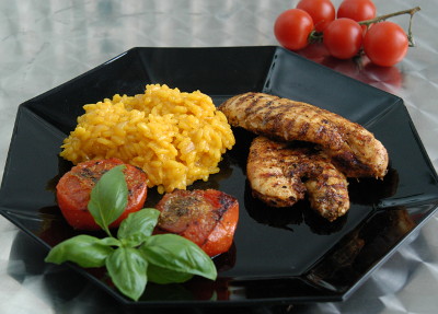 Pouletbrüstchen auf Safranrisotto mit Grilltomate