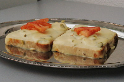 Eier in Senfsauce auf Toast