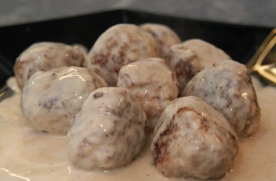 Fleischkugeln in Sauerrahmsauce