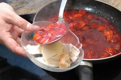 Flambierte Pflaumen mit Vanilleglace