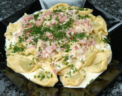 Tricolore Tortelloni mit Schinkensauce