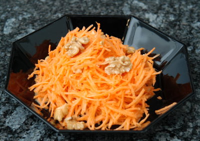 Karottensalat mit Nüssen