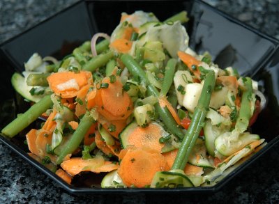 Herbstlicher Gemüsesalat an Olivenöl-Sauce