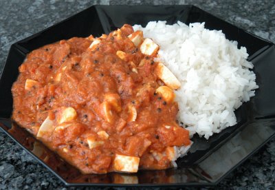 Tomatencurry mit hart gekochten Eiern