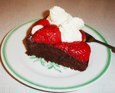 Schokoladenkuchen mit Erdbeer-Garnitur