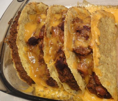 Überbackene Tacos mit Hackfleisch-Bohnenfüllung