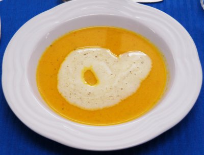Rüeblisuppe mit Pestoherz