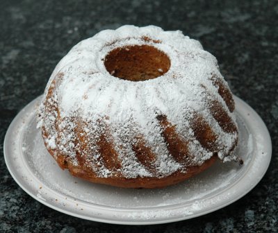 Gugelhopf mit Bananen und Nüssen