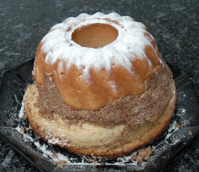 Gugelhopf mit Nussfüllung