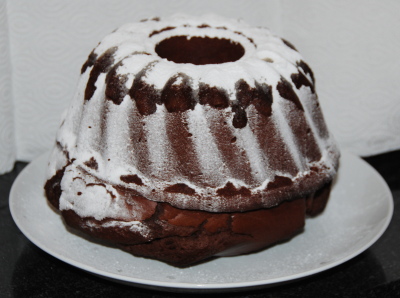 Gugelhopf mit Schokoladenpulver