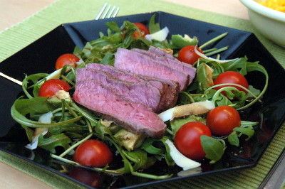 Tagliata di Manzo auf Rucola-Beet mit Parmesanspänen an Balsamico-Sauce