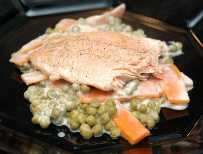 Forellenfilets auf Gemüsebett