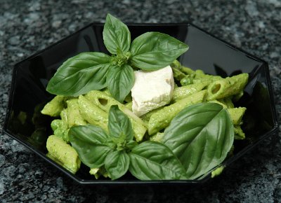 Teigwaren-Poulet-Salat mit Pesto Vinaigrette