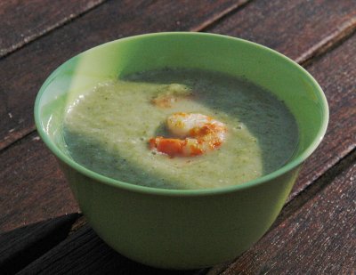 Broccolicremesuppe mit gebratenen Krevetten