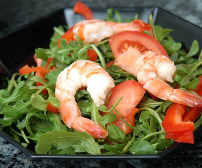Krevettensalat mit Rucola und roten Peperoni