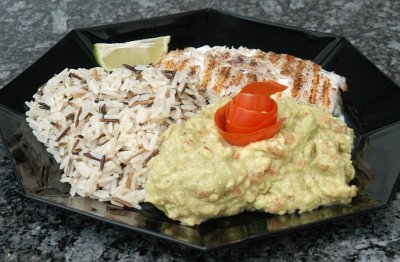 Grilliertes Lachssteak mit Avocadosalsa
