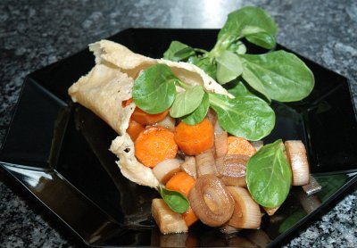 Lauwarmer Gemüsesalat im Parmesankörbli