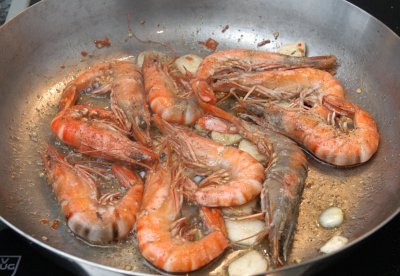 Gebratene Krevetten in Chili-Öl und Koreander